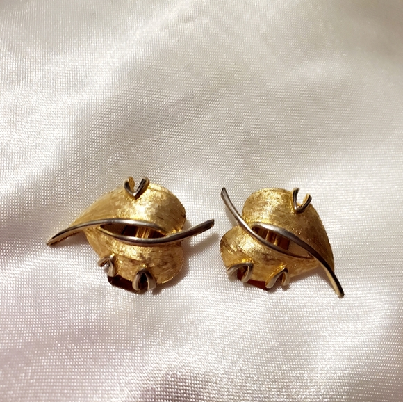 Vintage Earrings Leaves Brushed Gold, Vintage Custom Jewelry, Clip On - Picture 3 of 7